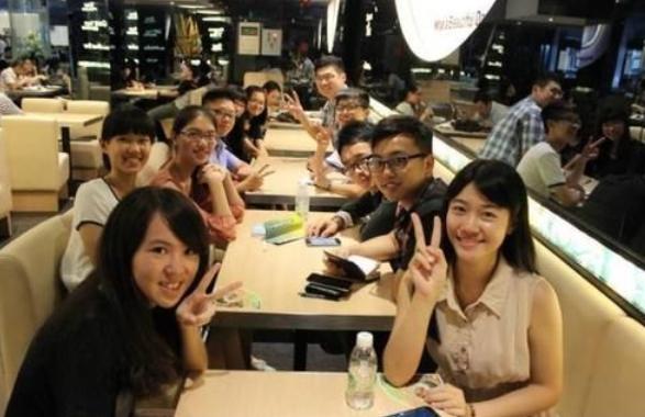 大学生每月“生活费”等级火了，三档以下不敢出门，统归贫民档