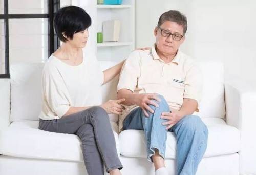 膝盖因积水而痛怎么治疗好得快,膝盖为何积水