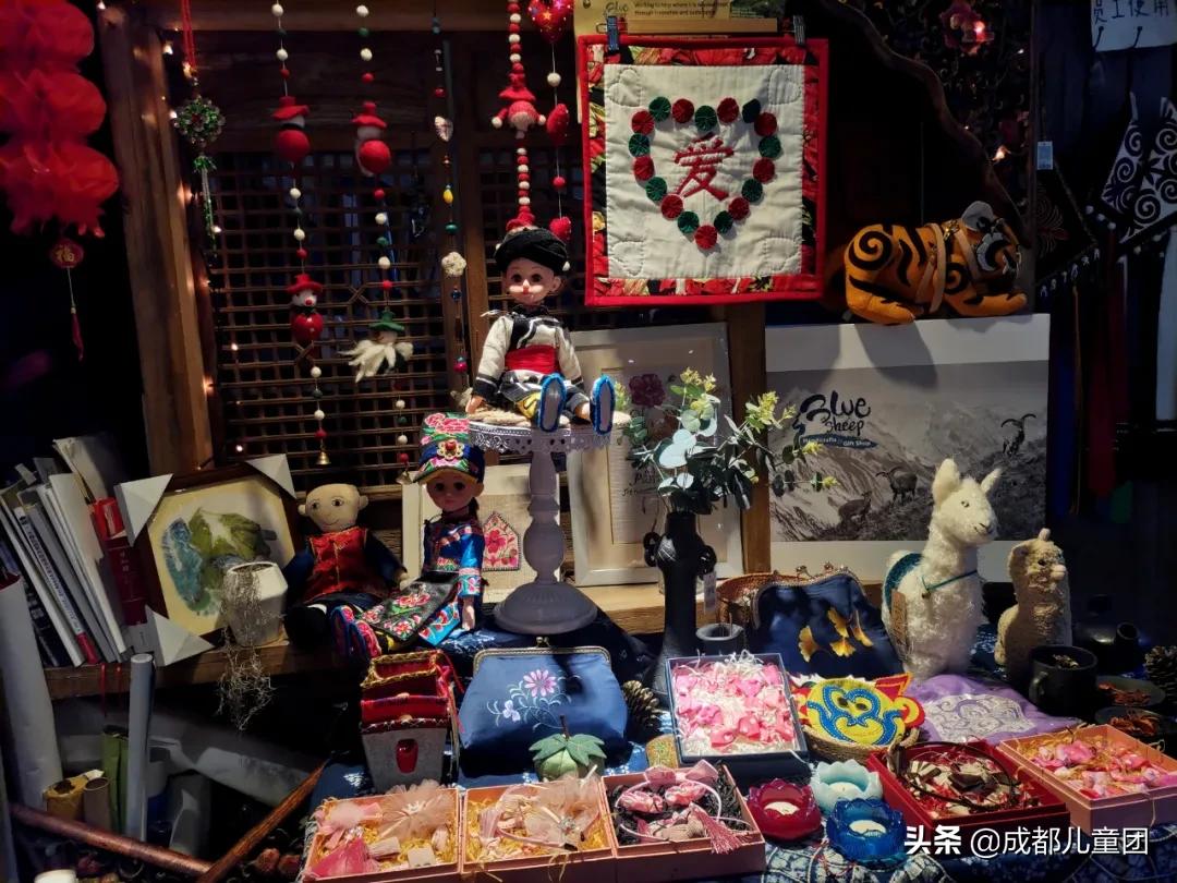 在成都这些小众的杂货铺里，藏着女娃娃最乖的头花