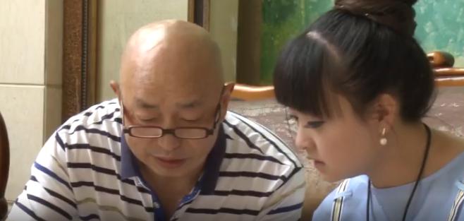 “拼多多”上73元拼购手机！大爷打开包裹一看顿时惊呆了