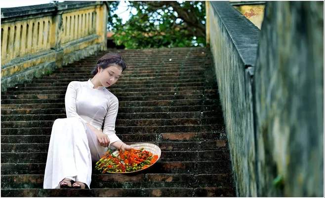 中越边境河口越南街,越南姑娘在边境摆摊