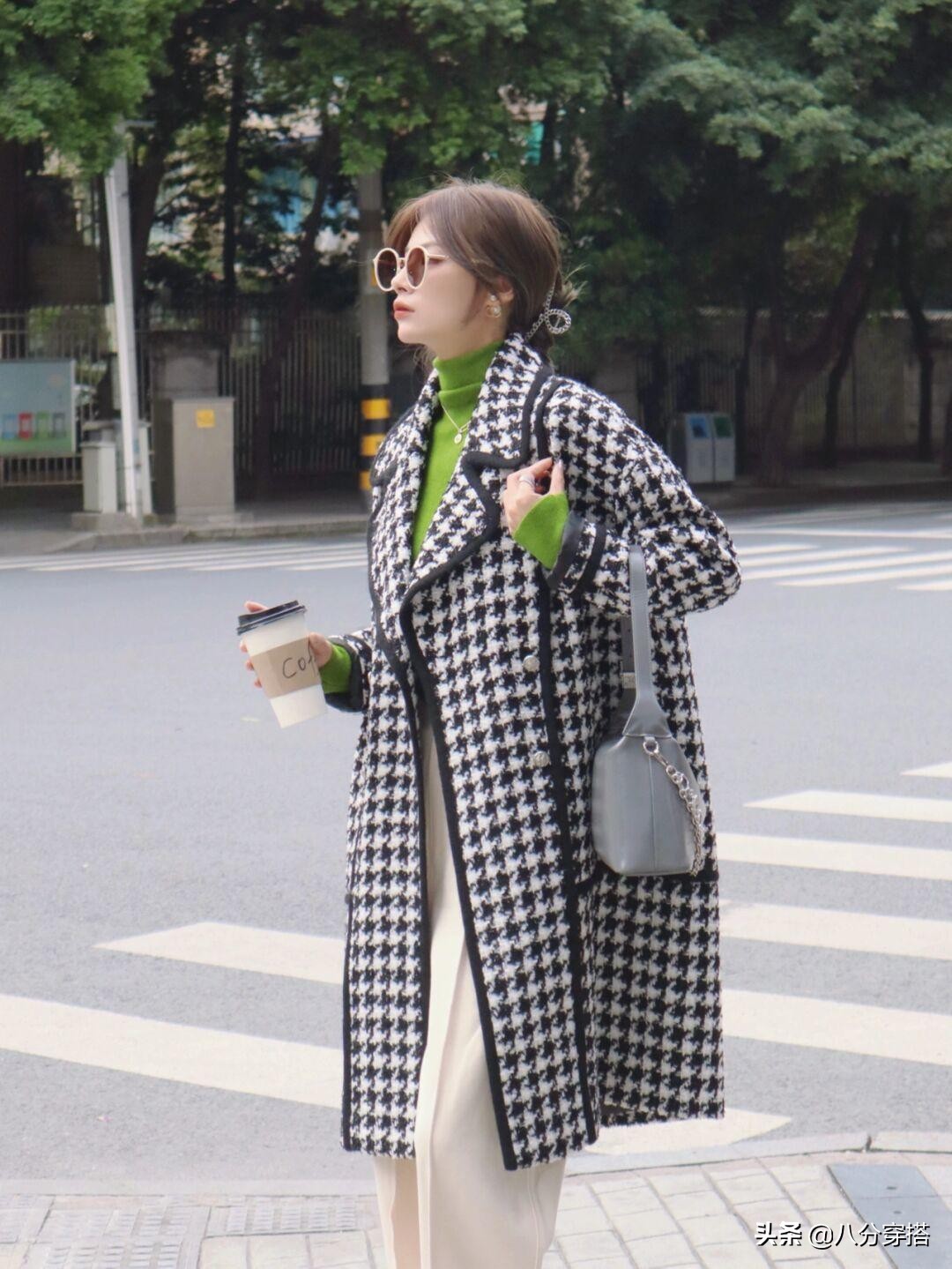 冬天“千鸟格大衣”怎么穿才高级？看看这些穿搭示范，保暖又显瘦