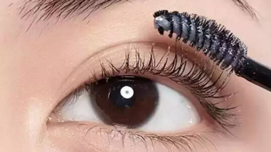 睫毛膏的刷法视频教程,哪个睫毛膏刷出来浓密不晕染