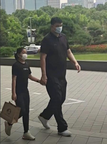 姚明带女儿吃饭偶遇11岁的姚明,姚明与姚沁蕾