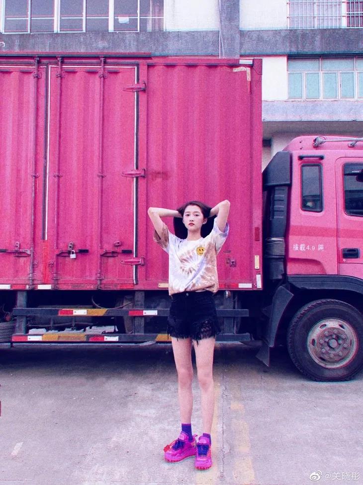 关晓彤同款only紫色小熊羽绒服,only关晓彤同款针织连衣裙