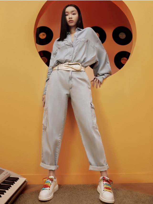 李佳琪堂妹刘柏辛，一身牛仔连体搭白色板鞋，尽显说唱歌手酷帅风