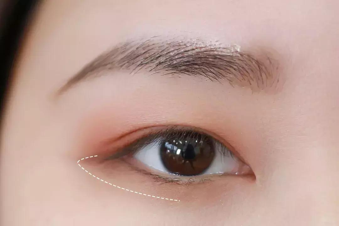 眼影怎么画新手简单又好看不显脏,日常眼影怎么画新手简单又好看
