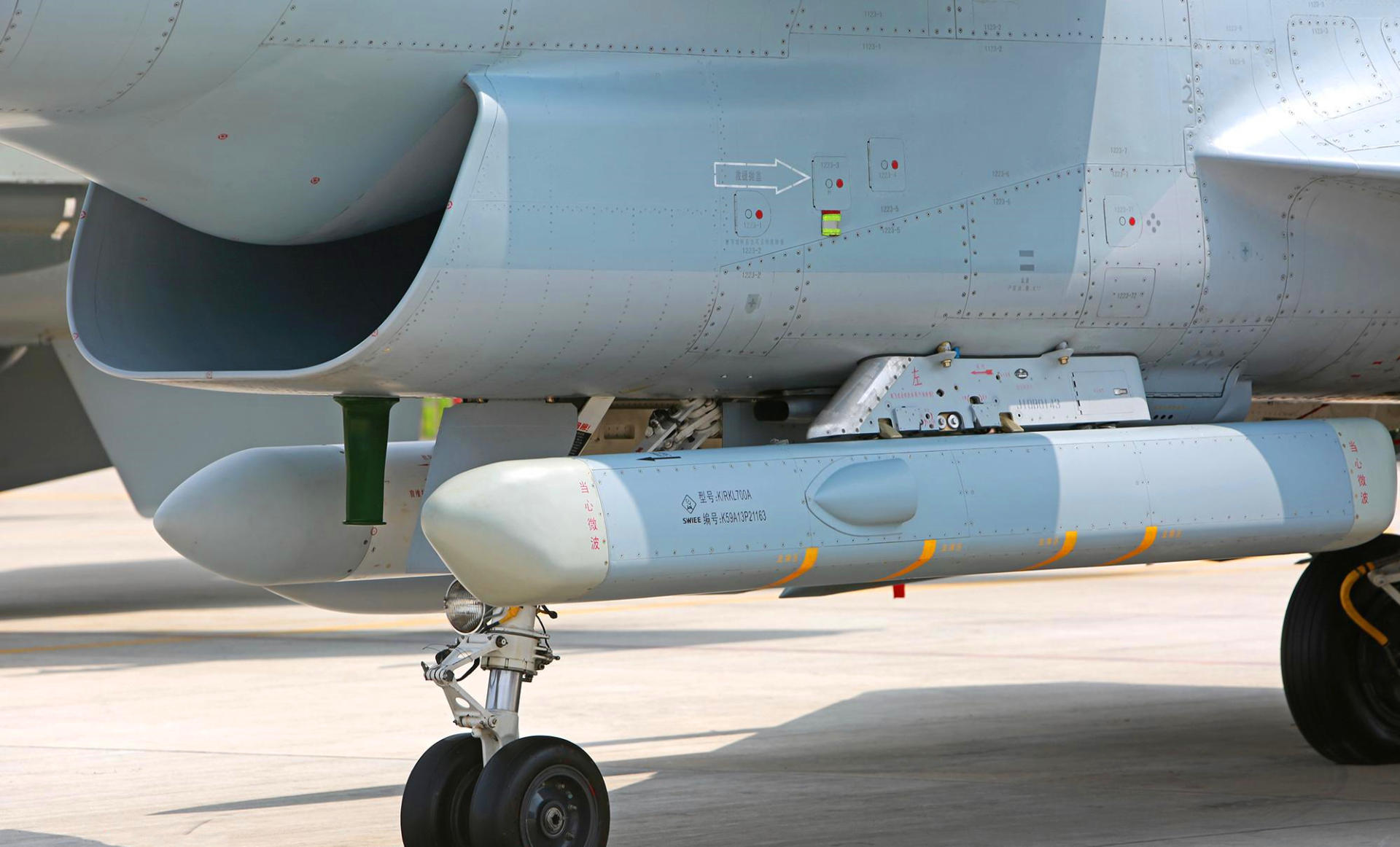 中国战斗机歼15飞鲨,歼15d电战鲨