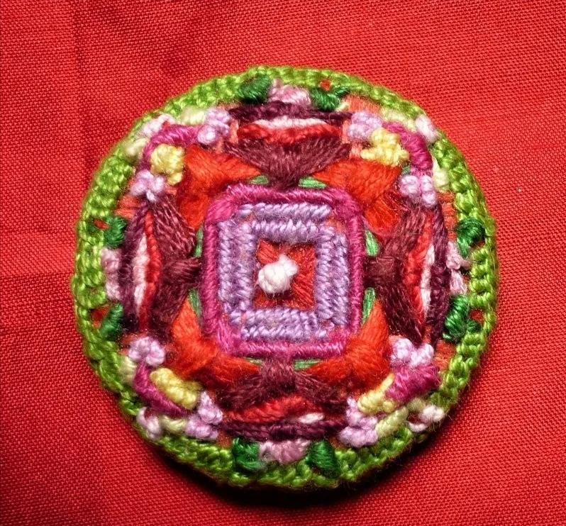 一个圆周边加一点装饰,用彩线做简单的小装饰