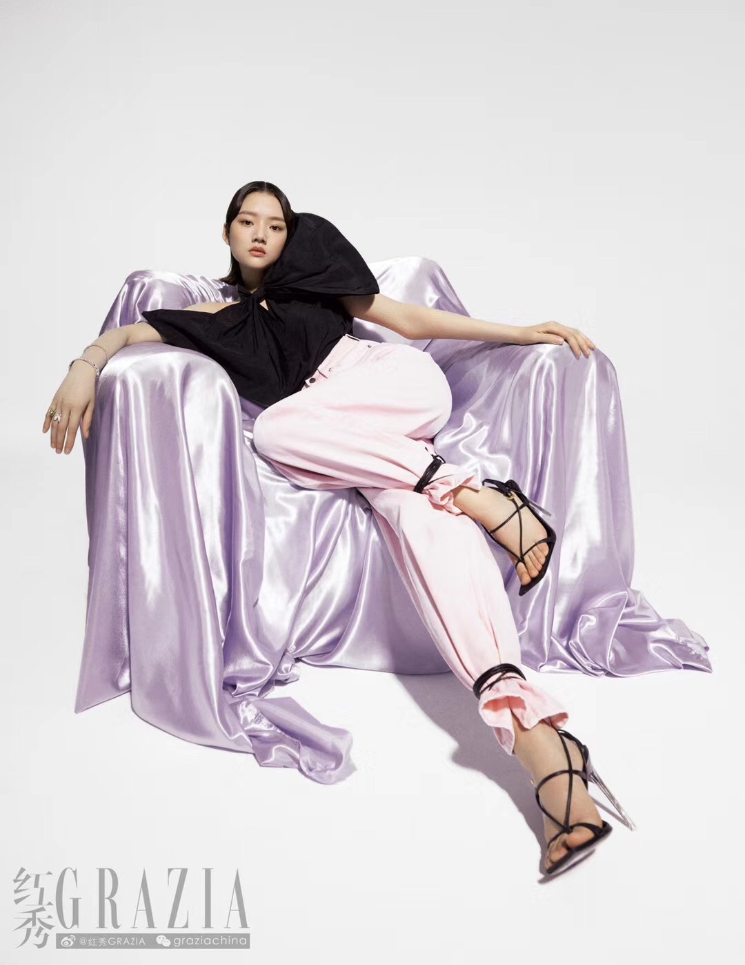 这时尚表现力绝了，任敏黑色上衣搭配粉色长裤，坚毅眼神格外吸睛