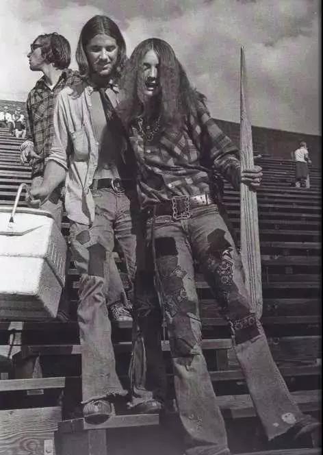 破洞牛仔裤居然被妈妈缝起来了,妈妈把破洞牛仔裤补好了