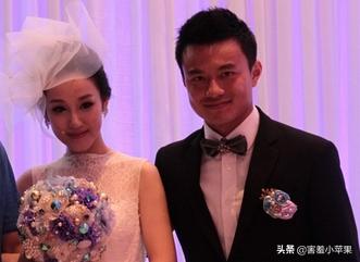 中国男足太太团完整版,中国男足出征带太太团