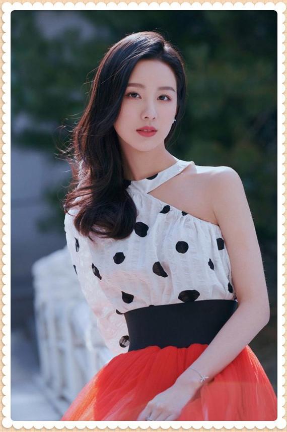 陈都灵红裙大波浪仿妆,陈都灵港风大变样