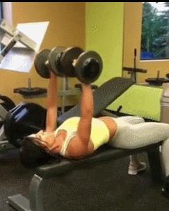 女生做什么动作紧实胸部,女生锻炼胸部最有效的动作