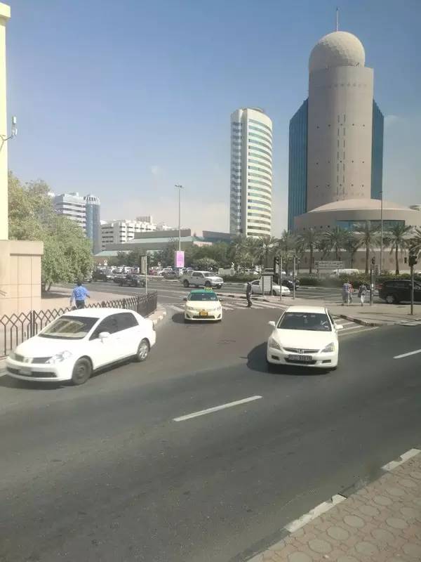 迪拜街头捡到一辆豪车,迪拜豪车坟场里的废弃豪车