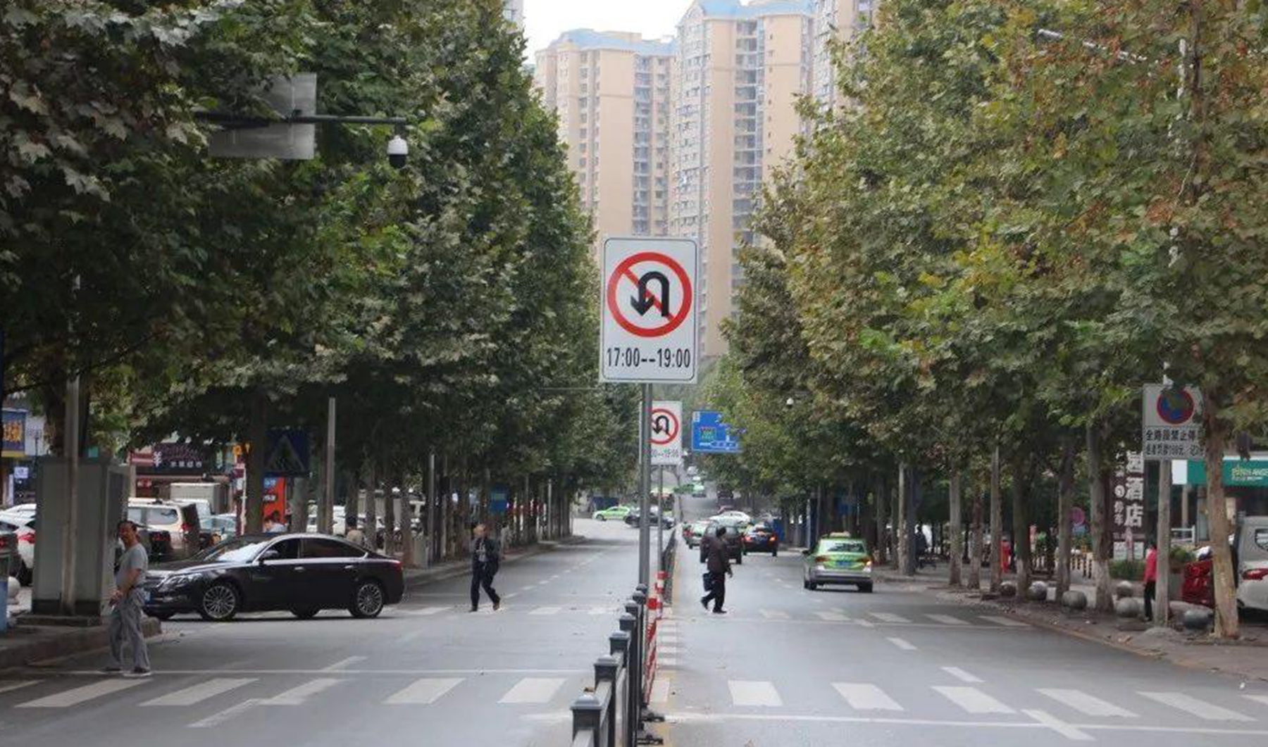 掉头转弯三不踩的操作,车掉头时什么也不踩吗