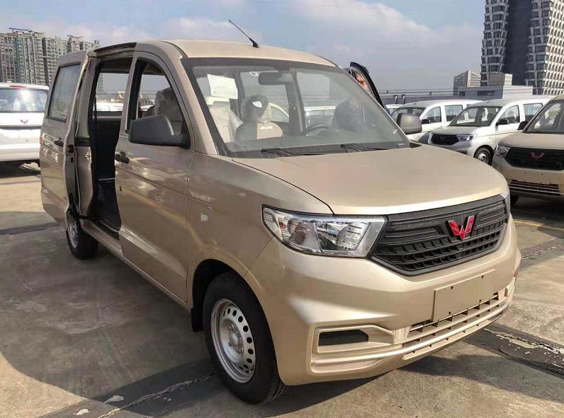 试驾白色五菱宏光v新款国六,五菱宏光v沉浸式看车