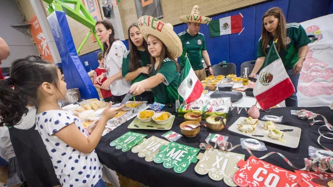 有墨西哥肉卷德国香肠，有棒球运动彩绘走秀，这个学校在干嘛？！