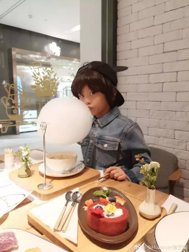 她在北京开了一家可以吃的花店，受众人追捧，还引来了李健