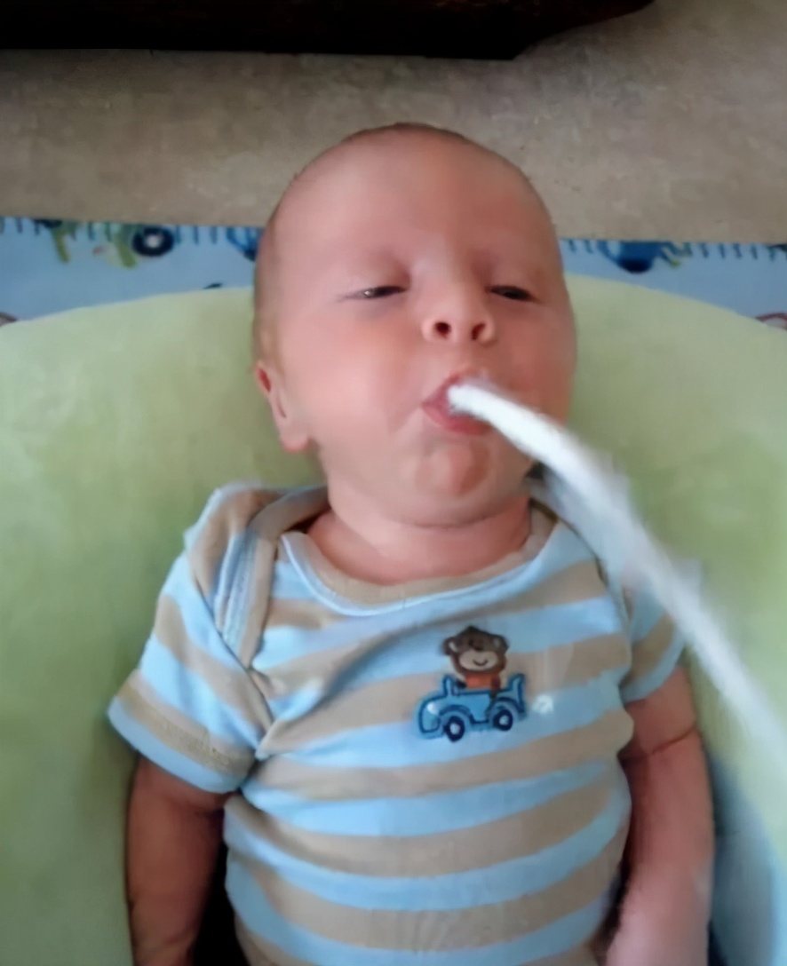 为什么拍嗝了宝宝还会吐,为什么给娃拍嗝会吐奶