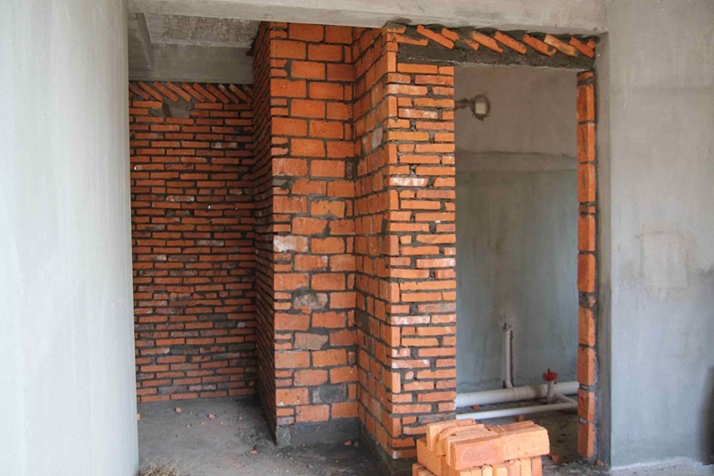 墙面起碱不除碱直接刮腻子可以吗,如何解决墙面泛碱问题