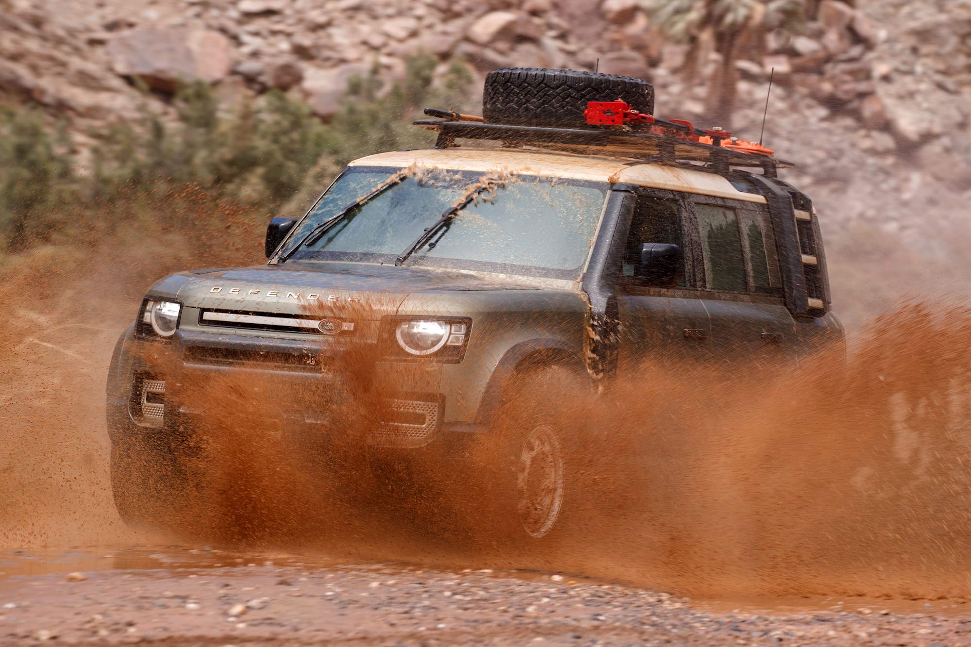 非洲三天“魔鬼”拉练，看海外编辑如何评价新一代路虎卫士