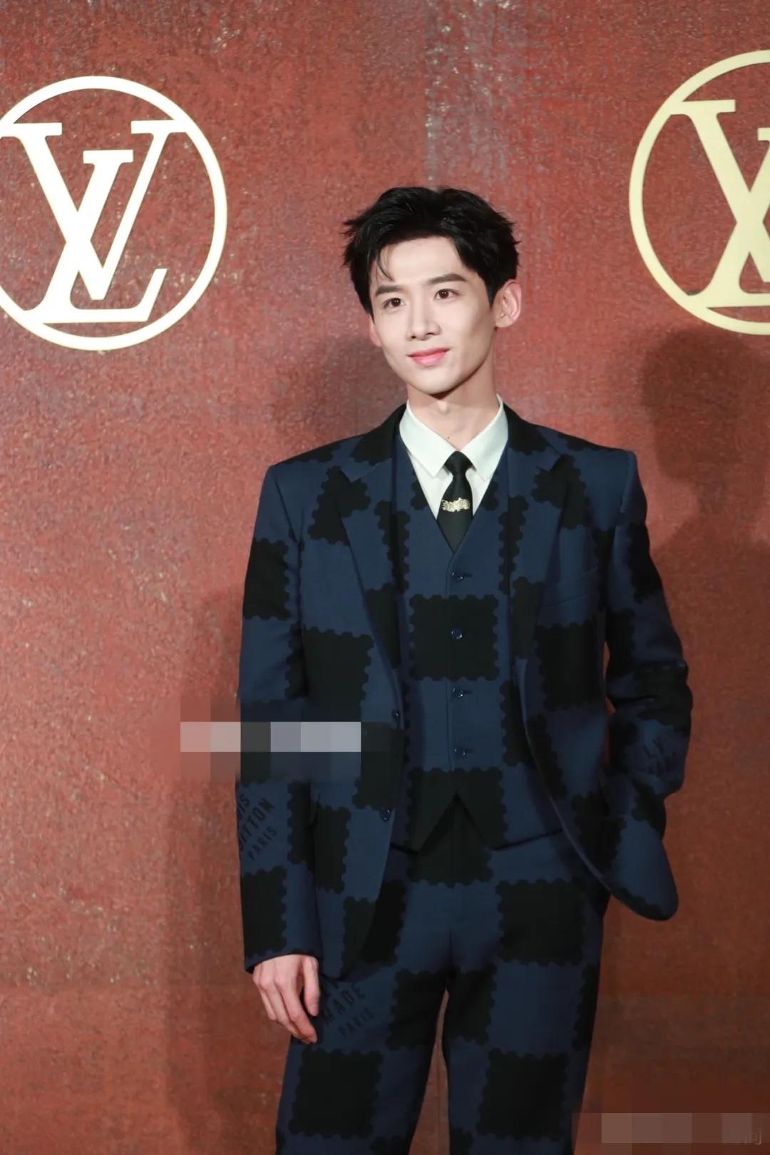 lv短袖金晨,杨采钰金晨刘亦菲宋祖德