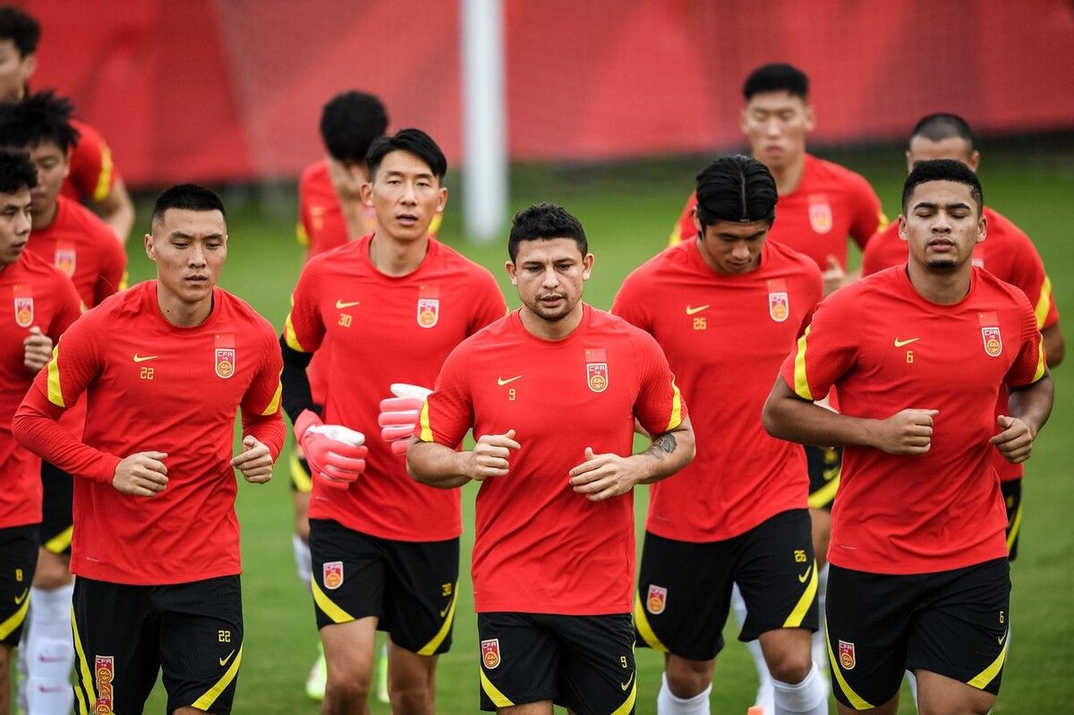 国足0-2输给日本李铁接受采访,李铁谈国足负日本剩余八场全胜队