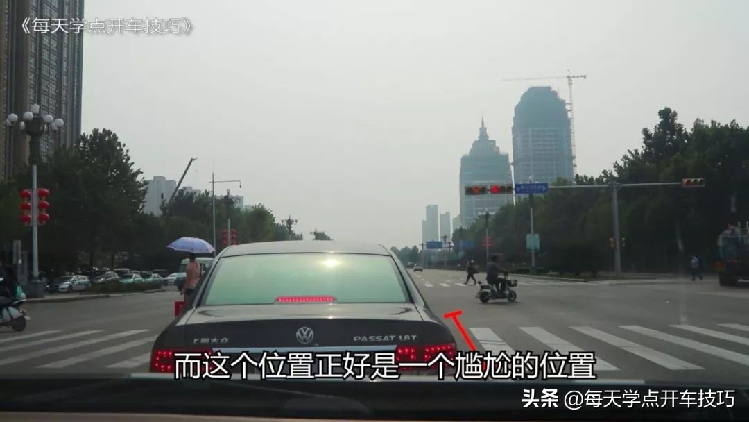 绿灯时前车过线变红灯要继续走吗,绿灯后轮过线变红灯能继续行驶吗