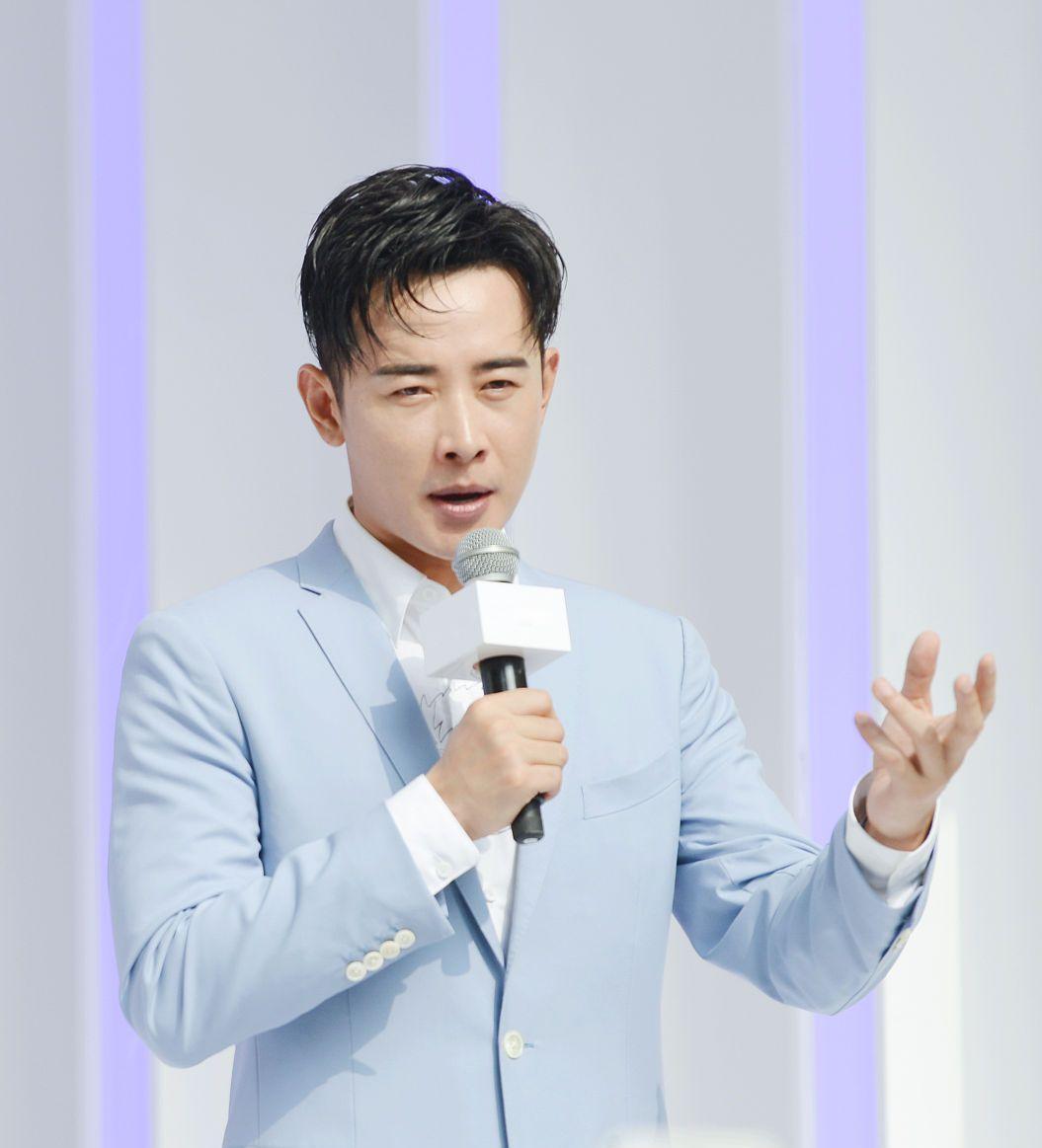 罗晋西装惊艳亮相,罗晋浅蓝色西装