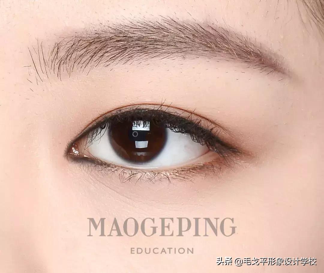 眼线一画上就晕染,眼线一笔画完视频