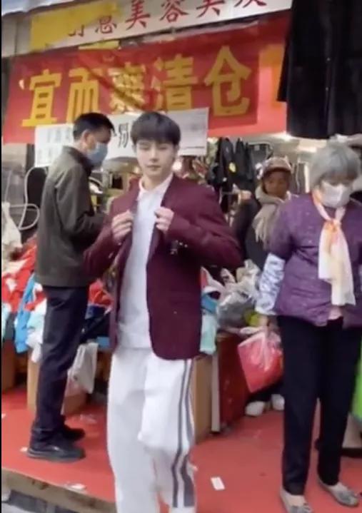 为了暴打凡尔赛文学,年轻人涌入菜场买衣服