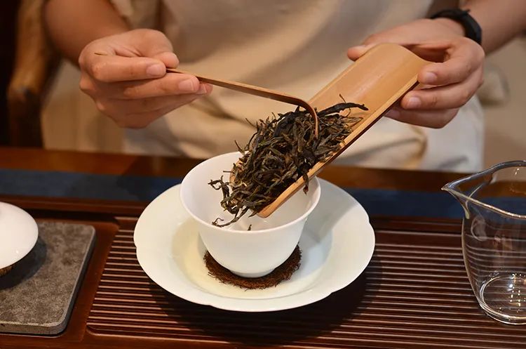 你的普洱茶泡着泡着就没味儿了？试试用这7个办法，“榨干”它