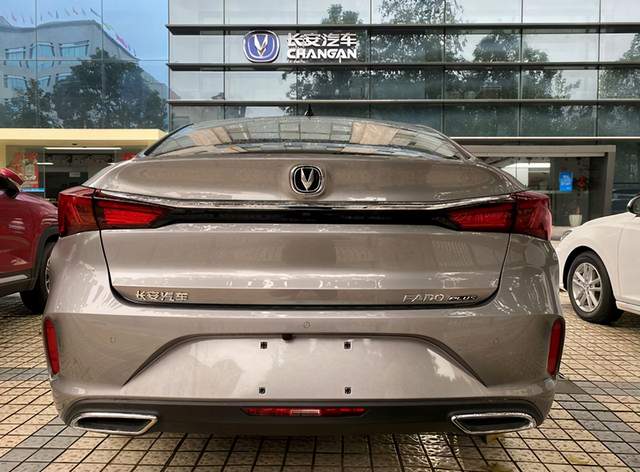 长安逸动5.99万超值版,长安逸动plus荣威i5哪个省油耐用