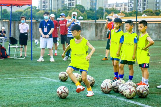 探访孵化基地,足球小将青训基地