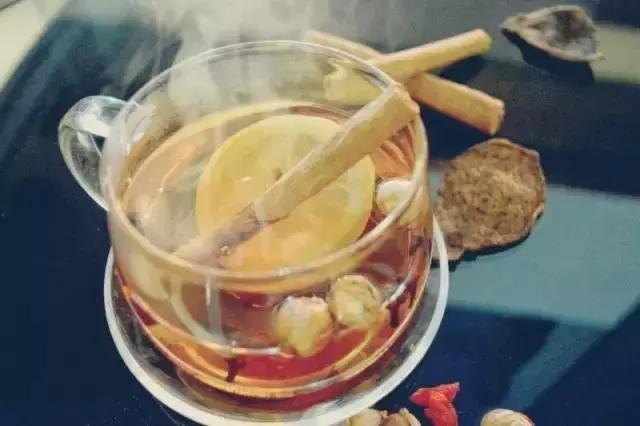 做了一锅热红酒，端出去一分钟就被抢光了……