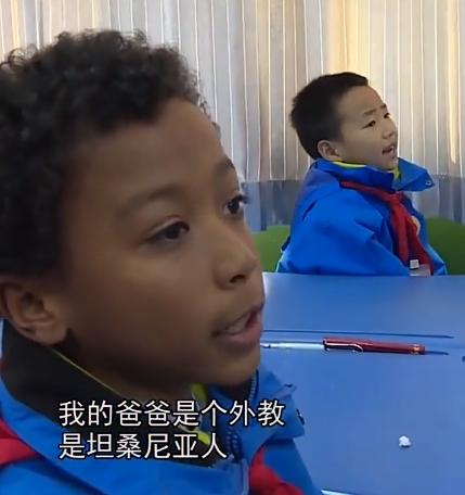 父亲非洲人,9岁混血男孩想为中国足球做贡献,媒体人:有梦想