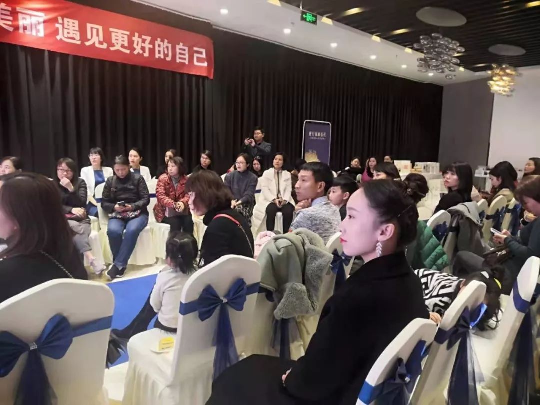 金鑫珠宝郑州永和铂爵店亮相，引数百名跑男排队代购