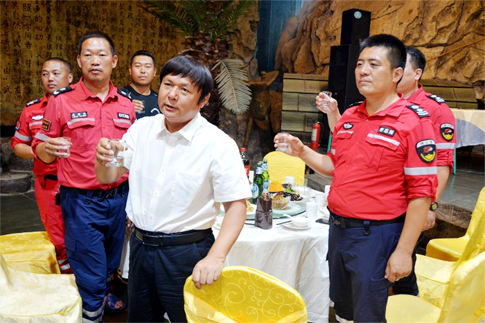 嵩县跨湖桥神鹰救援,洛阳神鹰救援队奔赴地震灾区