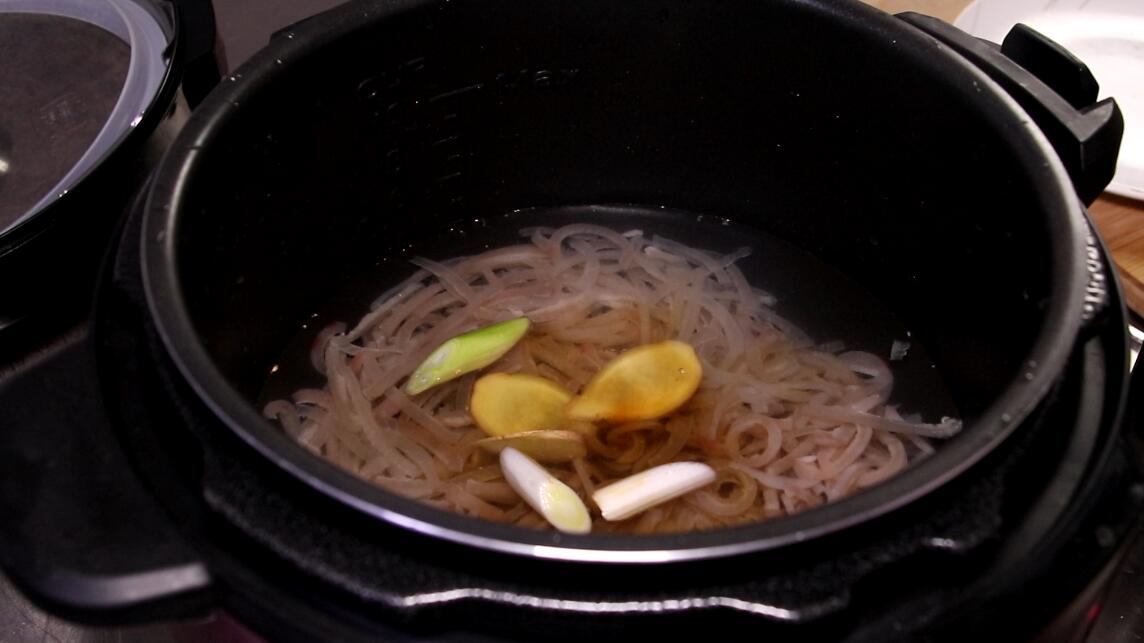 熬猪皮冻要不要放小苏打,猪皮焯水后暂不做皮冻怎么保存