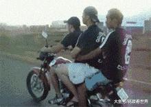 这只鹦鹉一直以为他是一只猴，所以每天都在重复做这个动作