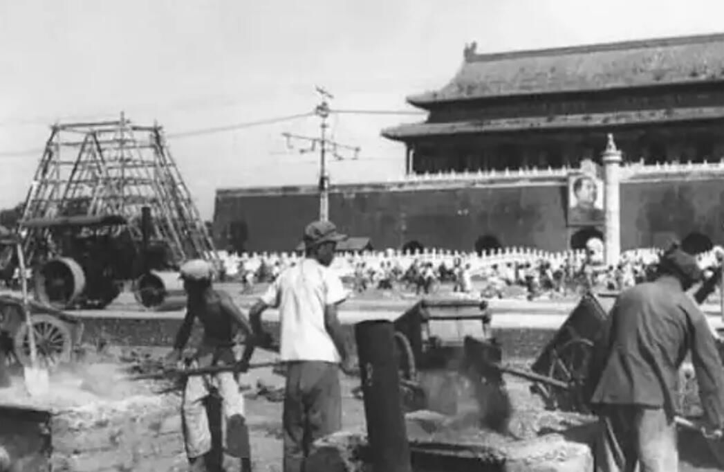 车牌号小细节泪目，穿越70年，来看开国大典背后的故事