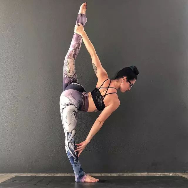 刘雯穿千鸟格西装图片,刘雯重返时装周首秀视频