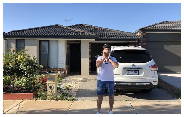 中国姑娘邂逅澳洲小伙，对方送30万奢侈品，买500平豪宅当婚房