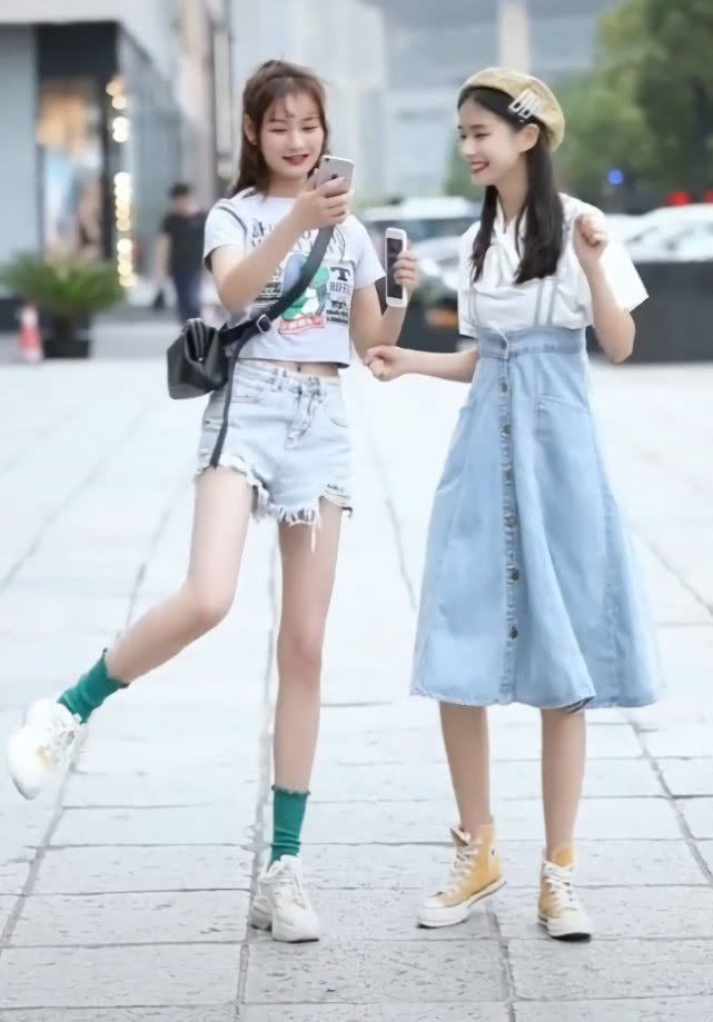 闺蜜两人跳舞，右边“踩进花园里”，左边则“走向树林中”，巨潮