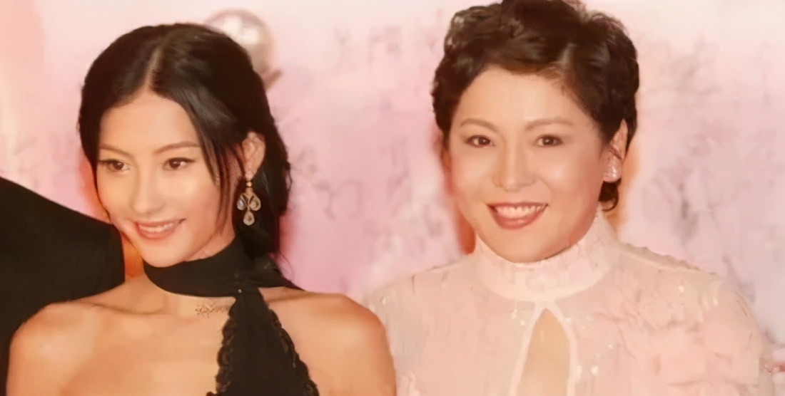 逼成龙下跪、掌掴曾志伟、封杀张柏芝?深扒向氏夫妇叱咤港圈史