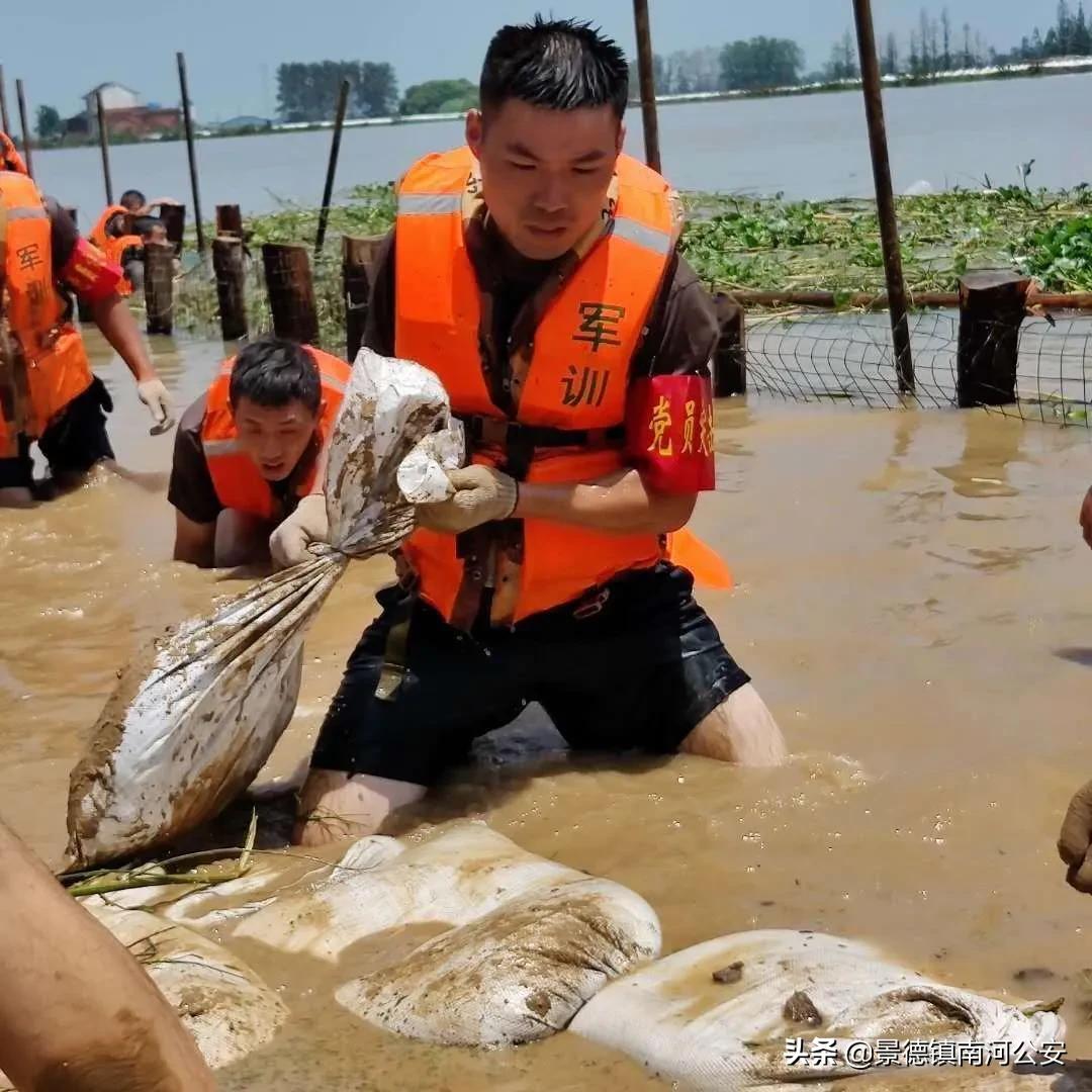 抗洪第一线的军人图片,解放军来抗洪一线感人场面