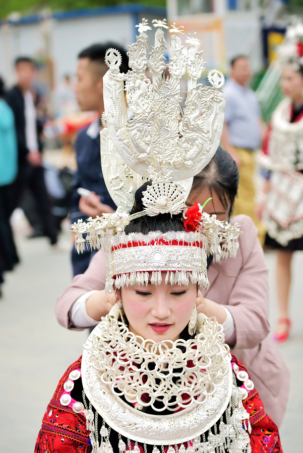 探访苗族银饰,苗族风情拨银饰
