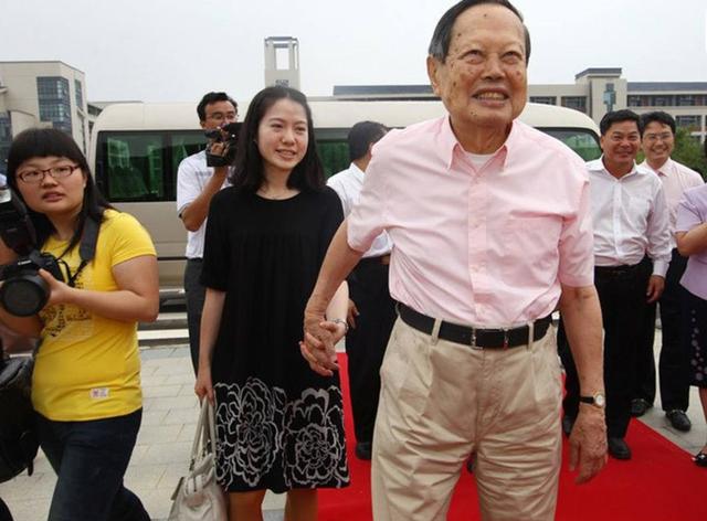 杨振宁和翁帆哪年结婚,翁帆与杨振宁现在婚姻如何