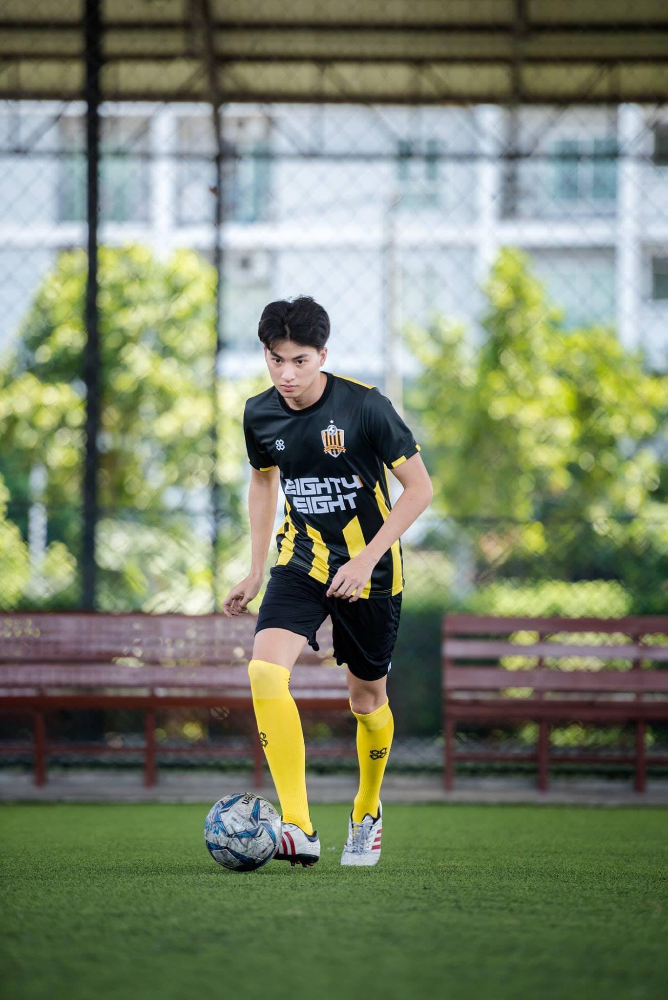 足球少年糕卡娜：热爱足球的他快乐无比